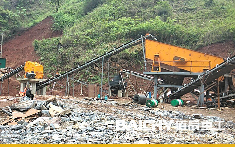 Какова себестоимость линии для дробления камня мощностью 30-50 тонн в час?