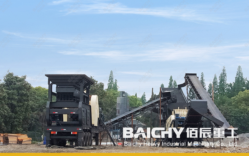 Дробильная установка мощностью 150-200 тонн в час Мобильная щековая дробилка Комбинир